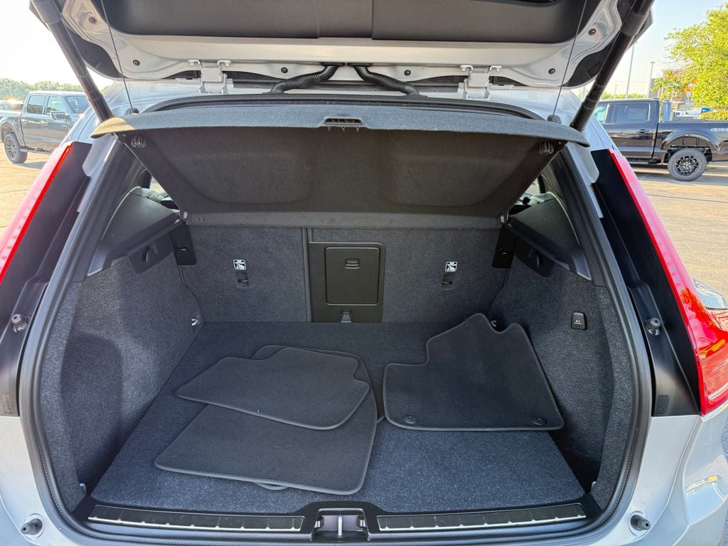 2025 Volvo XC40 B5 Plus Bright Theme