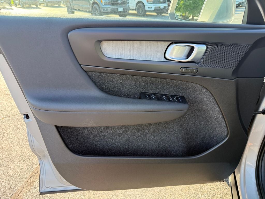 2025 Volvo XC40 B5 Plus Bright Theme