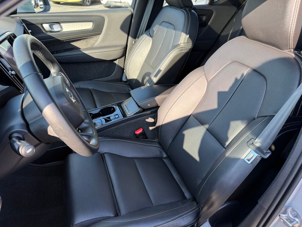 2025 Volvo XC40 B5 Plus Bright Theme