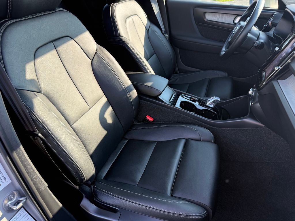 2025 Volvo XC40 B5 Plus Bright Theme