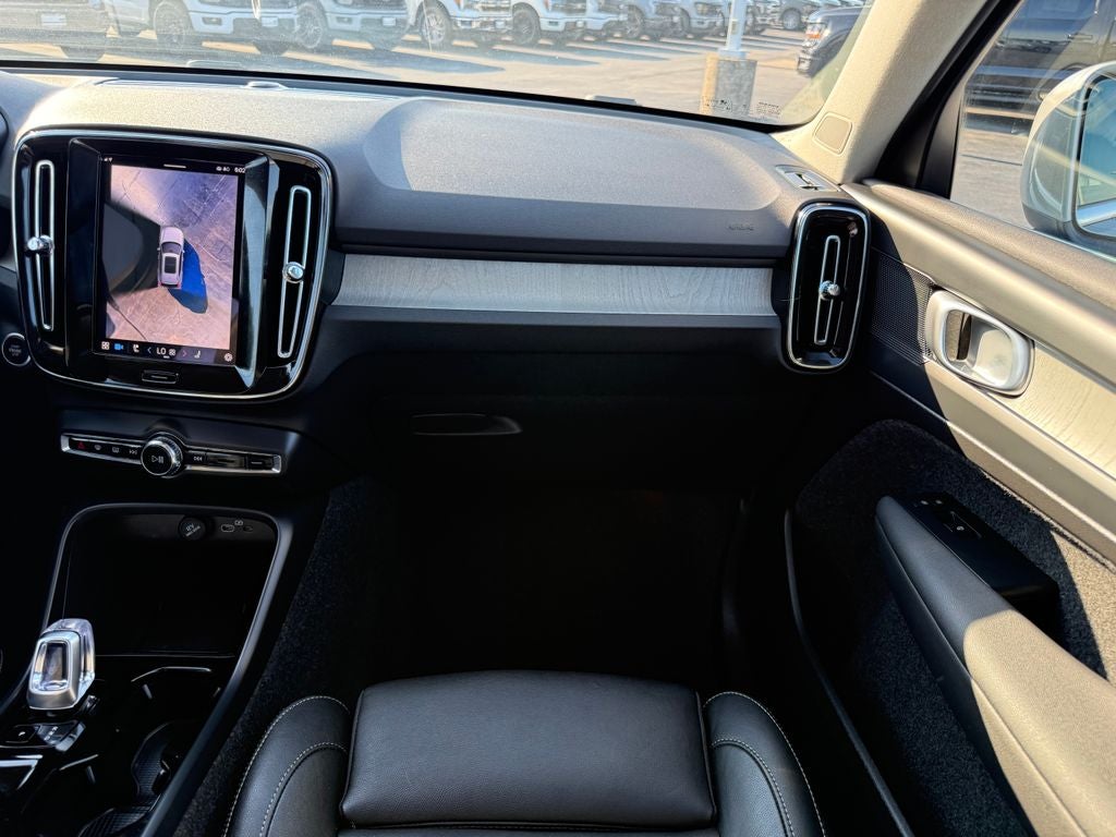 2025 Volvo XC40 B5 Plus Bright Theme