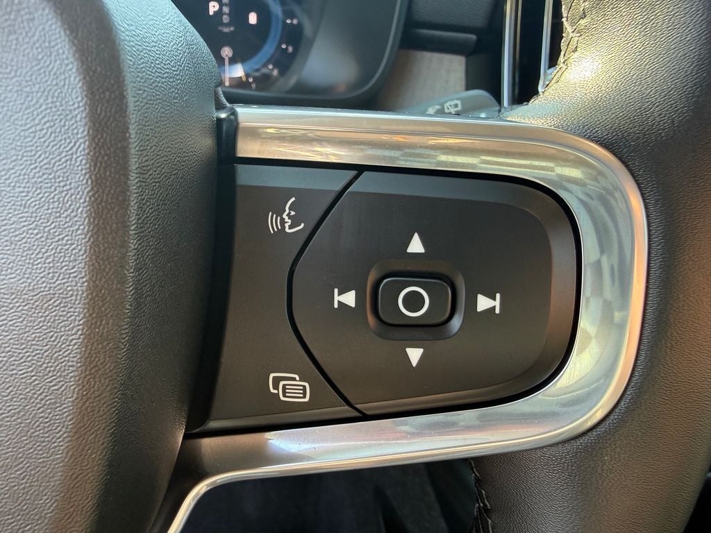 2025 Volvo XC40 B5 Plus Bright Theme